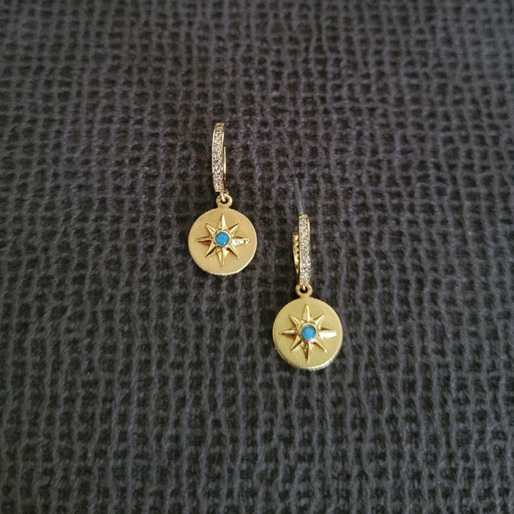 Kate Spade♠️ Gold💛 Star ⭐Medallion Huggie Hoop Earrings - Picture 13 of 16